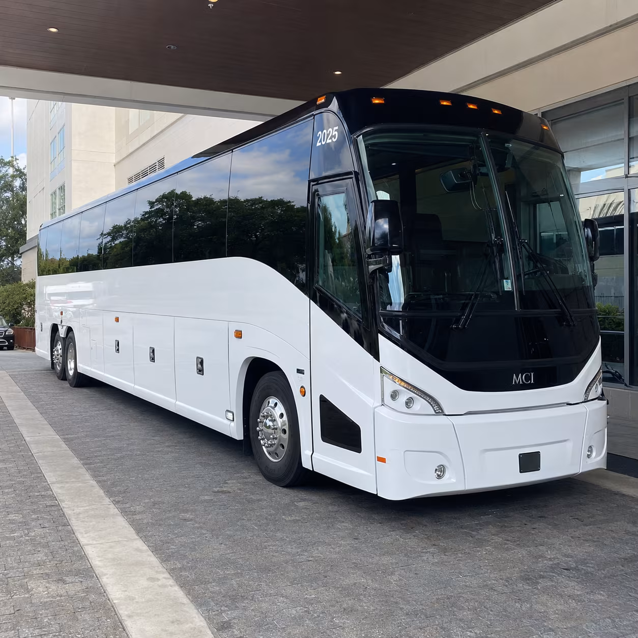 minneapolis 54 passenger charter bus